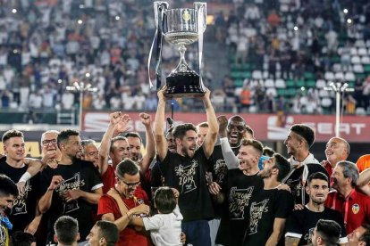 Los jugadores y técnicos del Valencia CF festejan su victoria por 2-1 ante el FC Barcelona en la final de la Copa del Rey. JOSE MANUEL VIDAL