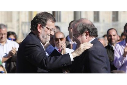 Rajoy saluda a Juan Vicente Herrera a su llegada a Béjar