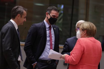 Sánchez, junto a la canciller alemana Angela Merkel y el primer ministro portugués Antonio Costa. STEPHANI LECOCQ