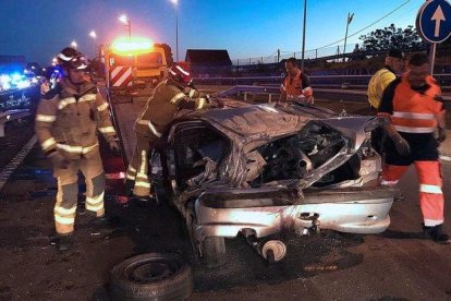 Accidente con tres muertos ocurrido en la autopista AP-9, en Vigo, el mes pesado.