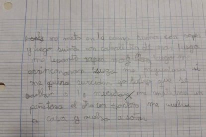 La cuartilla en la que un niño acosado en el colegio de los Maristas escribió un rap con su acoso.