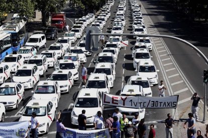 Los taxis colapsan la Gran Vía de Barcelona y la Castellana de Madrid.