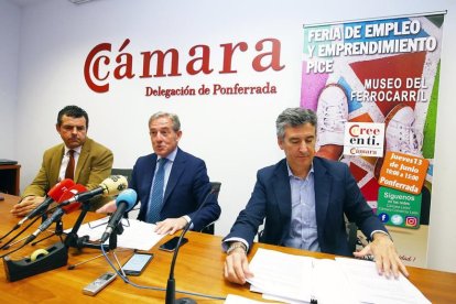 El presidente de la Cámara de Comercio de León, Javier Vega (C), junto al vicepresidente y el vicesecretario general, Javier Morán (I) y Javier Sanz (D), durante la presentación de la II Feria del Empleo y el Emprendimiento del Bierzo.