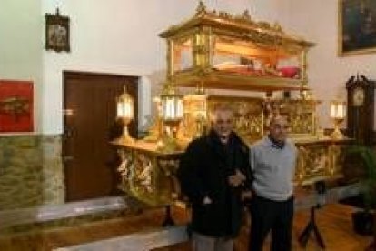 El párroco de Cacabelos junto al Mayordomo de la cofradía en la presentación ayer del nuevo paso