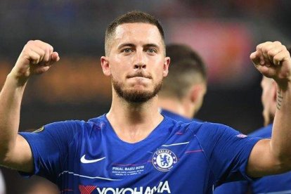 Eden Hazard celebra uno de los dos goles en la final de la Europa League en su último partido con el Chelsea.