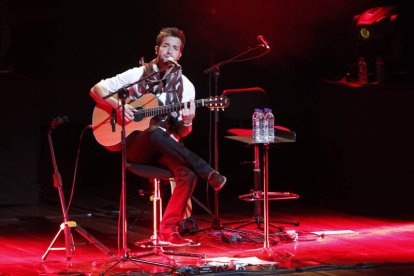 El cantante Pablo Alborán, durante el concierto que ofreció ayer en el Auditorio de León.