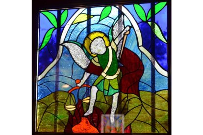 Vidriera estrenada ayer en honor a San Miguel Arcángel en la ermita del Cristo de las Eras. MEDINA