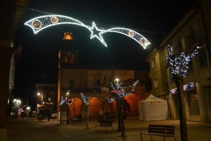 Imagen del centro de Santa María del Páramo iluminado para Navidad con la iglesia la fondo.