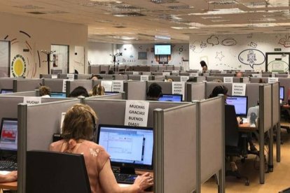 Imagen de un 'call center' desde el que se gestiona la atención al cliente de distintas empresas. DL