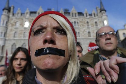 Una manifestación de a plataforma Stop Desahucios León contra los desahucios y contra la ley mordaza.