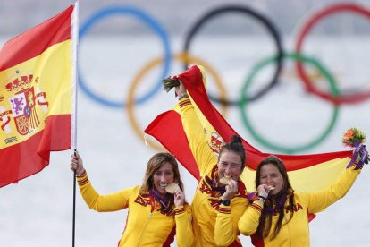 La tripulación española femenina de Match Rice formada por Tamara Echegoyen, Sofía Toro y Ángela Pumariega celebran el oro olímpico.