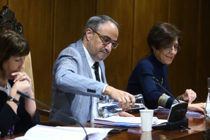 El alcalde de Ponferrada, Olegario Ramón, durante el pleno ordinario de esta mañana que debate la aprobación de una nueva tasa de basura y la subida del recibo del agua. CÉSAR SÁNCHEZ