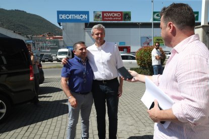 Rueda, a su llegada al hotel donde se ha celebrado el mitin en Ponferrada. L. DE LA MATA