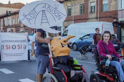 Marcha vespertina de los viernes contra Adif en Trobajo del Camino. MIGUEL F. B.