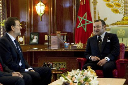 El rey de Marruecos, Mohamed VI junto a Mariano Rajoy en el encuentro de ayer en Rabat.