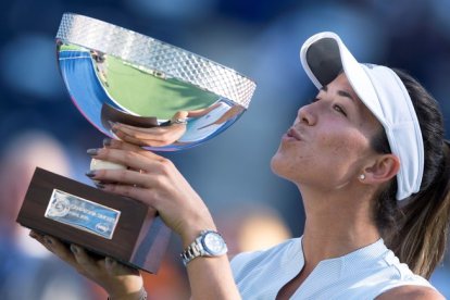 Garbiñe Muguruza levanta la copa de campeona.