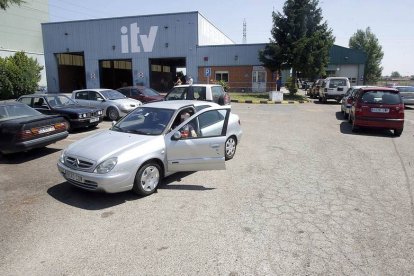 Coches en una de las ITV de león