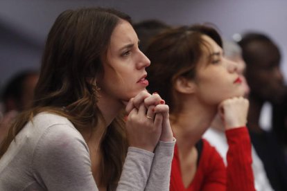 Montero y la portavoz de Podemos en la Asamblea de Madrid, Isa Serra, en un acto político. JUAN CARLOS HIDALGO