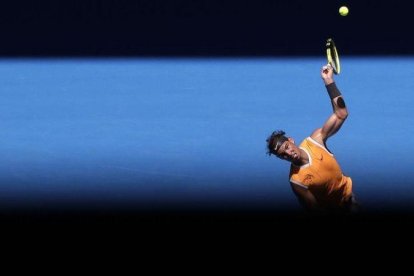 Rafael Nadal, sirviendo en Australia.