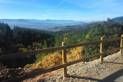 Imagen de la ruta entre Bembibre y Cobrana, con vistas al valle del Boeza. JAVIER TRAPOTE