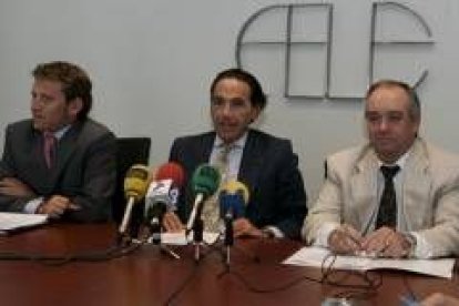 Enrique Suárez, Álvaro Díez y Hermenegildo Fernández, durante el transcurso de la rueda de prensa