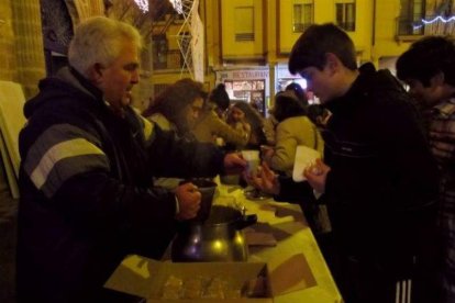 El reparto de chocolate y mantecadas cerró la campaña.