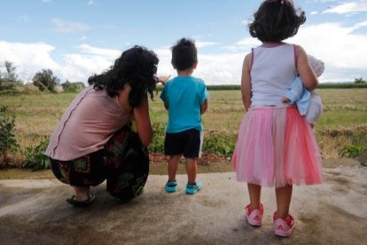 Una madre posa con sus dos hijos. JESÚS F. SALVADORES