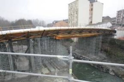 Estructura del nuevo puente sobre el río Boeza, en una imagen tomada ayer