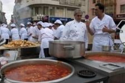 Paco Rubio en una foto de archivo dirigiendo a los cocineros el día de la alubiada del pasado año