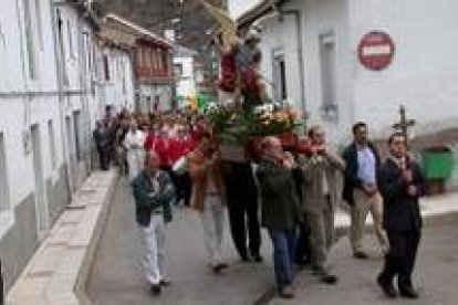 Los vecinos sacaron a hombros en procesión al patrón San Miguel Arcángel por las calles de Ciñera