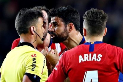 El delantero hispano-brasileño del Atlético de Madrid, Diego Costa protesta una jugada al colegiado Gil Manzano.