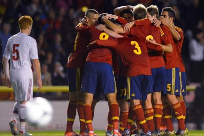 La selección española celebra uno de los cinco goles que le endosó a Dinamarca.