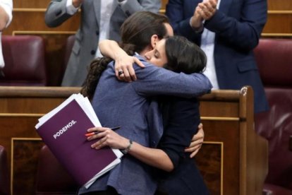 Pablo Iglesias e Irene Montero se abrazan tras la intervención del líder de Podemos en la moción de censura en el Congreso.