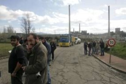 Trabajadores de Alto Bierzo, la pasada semana ante la central térmica