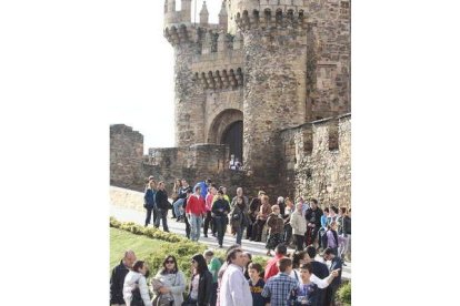 Los visitantes se apelotonaron todo el puente a las puertas del Castillo de los Templarios.