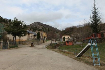 El pueblo cuenta con un moderno sistema de alumbrado y de suministro de agua.