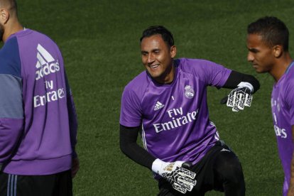 El portero Keylor Navas (centro) entra en la convocatoria para enfrentarse a Las Palmas. KIKO HUESCA