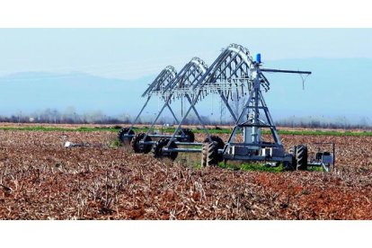 Un pívot de riego parado durante el invierno, periodo del año en que no consume energía alguna. MARCIANO PÉREZ