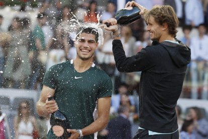 Carlos Alcaraz y el alemán Alexander Zverev, tras la final del Open de Madrid. EMILIO NARANJO