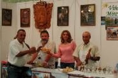 Tres miembros de la asociación de productos de cecina de chivo de Vegacercevera, junto a un cliente