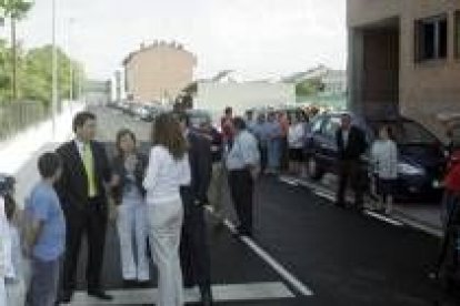 El alcalde conversaba ayer con profesoras y alumnos de un colegio de integración de Fuentesnuevas