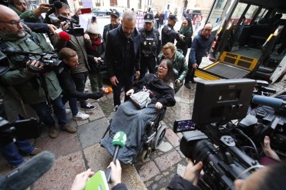 Raquel Díaz, exmujer de Pedro Muñoz, a su llegada a la Audiencia, donde se celebra el juicio contra él. RAMIRO