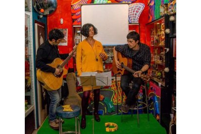 Los músicos leoneses Marcos Cachaldora, Silvia D. Chica y Gonzalo Ordás.