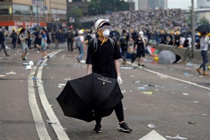 Un protestante porta un paraguas durante las manifestaciones masivas contra la polémica ley de extradición, este miércoles en Hong Kong (China).