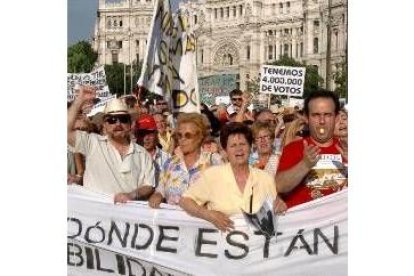 Miles de afectados por la estafa de Fórum y Afinsa protestan en Madrid