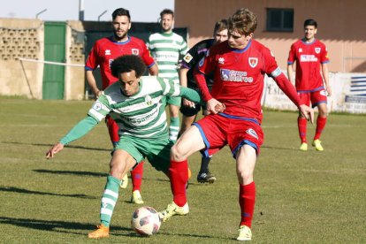 Jesús intenta llevarse el balón a pesar de la oposición de un jugador numantino. MARCIANO PÉREZ