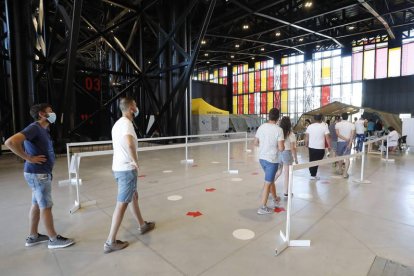 Vacunación de segundas dosis ayer, en el Palacio de Exposiciones. RAMIRO