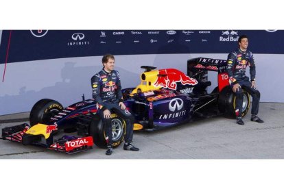 Sebastian Vettel, izquierda, y el australiano Daniel Ricciardo posan junto al nuevo Red Bull, RB10.