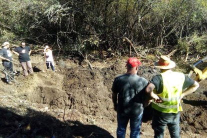 Voluntarios de la ARMH, al pie de la excavación tras dos días de trabajo. ARMH