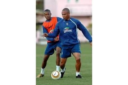 Ronaldo y Robinho en un entrenamiento de la selección brasileña